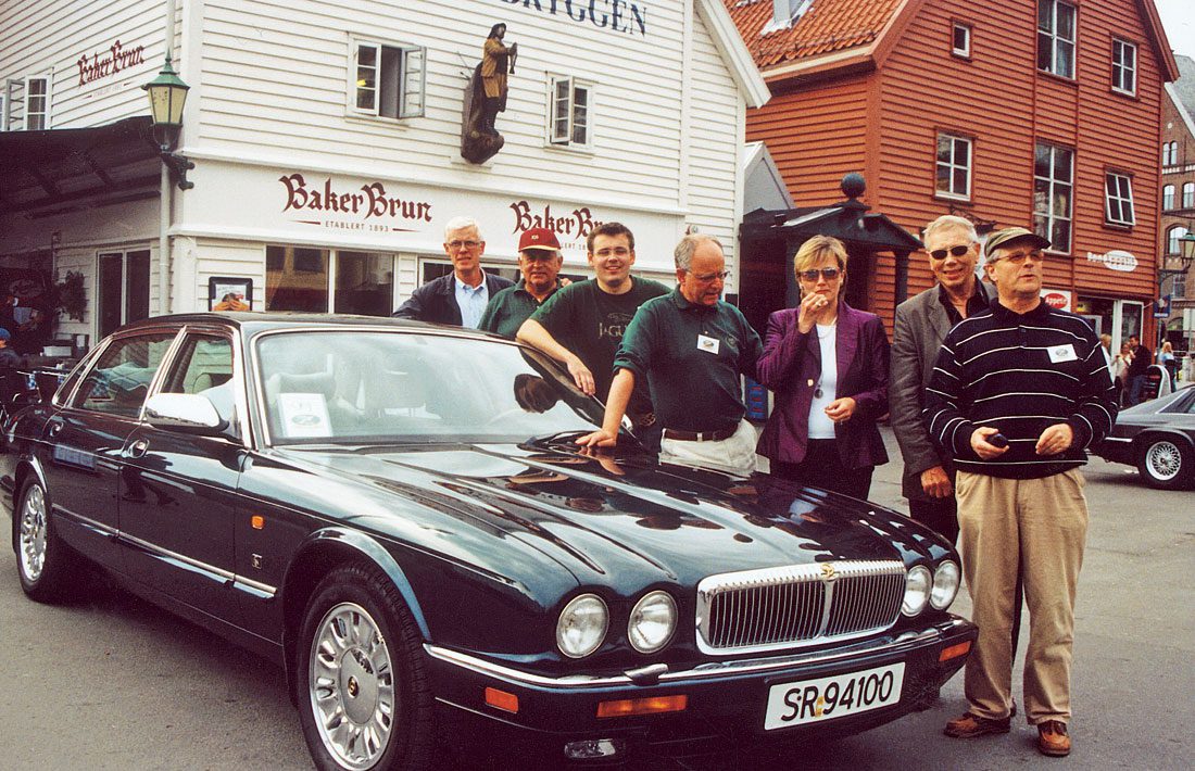 Arrangementskomiteen for klubbens 25 års jubileum i Bergen: Fra venstre Stig Moltu Jacobsen, Kåre Sletten Hansen, Casper Hestness, Henry Bjånesø, Siri Solheim, Svein Opheim og Sigfinn Bartz-Johannessen. (Jørn Abrahamsen var ikke tilstede da bildet ble tatt).