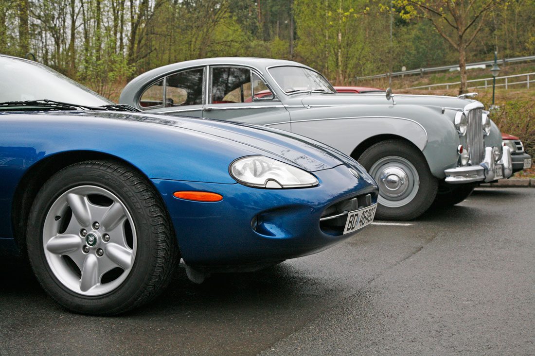 Jaguar XK8 i herlig kontrast til en Mark VIII fra sent 50-tall, sett på Vårmønstringen i 2008.