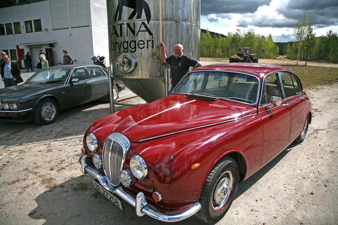 Daimler V8. Denne bilen har deltatt i løpet "Scottish Malts" og passer godt foran et norsk bryggeri!