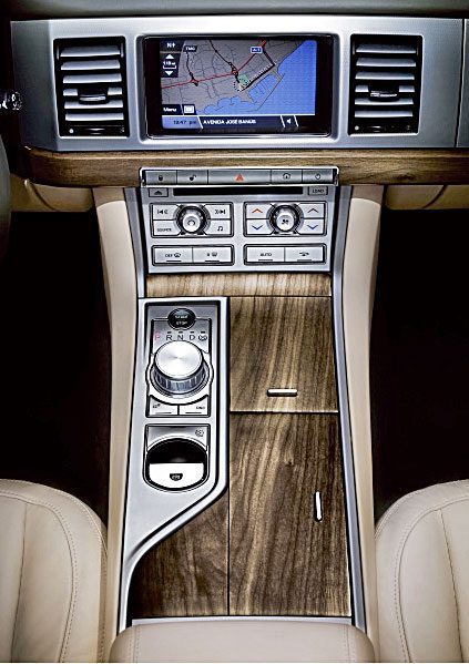 XF midtkonsoll og deler av dashbord – nye toner fra Jaguar!
