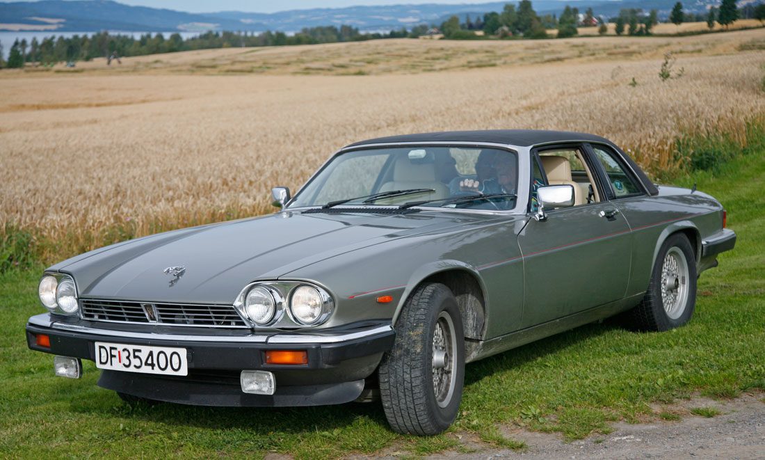 V12 XJS Cabriolet pynter opp i norsk kulturlandskap.