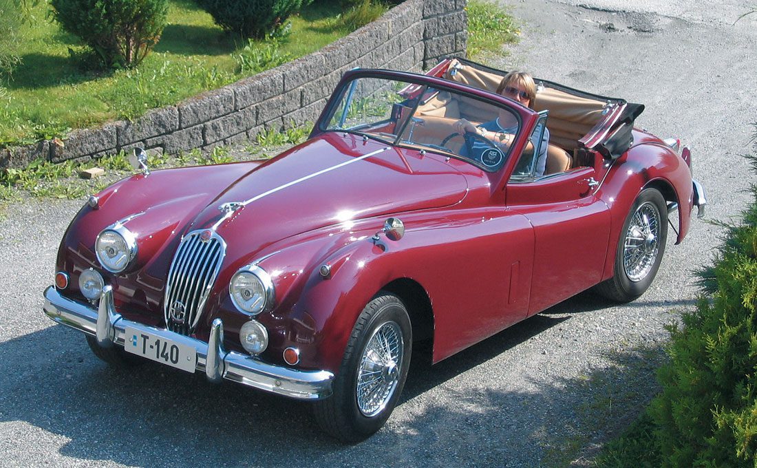 Jaguar XK140, sett i et perspektiv som framhever bilens fabelaktige linjer.