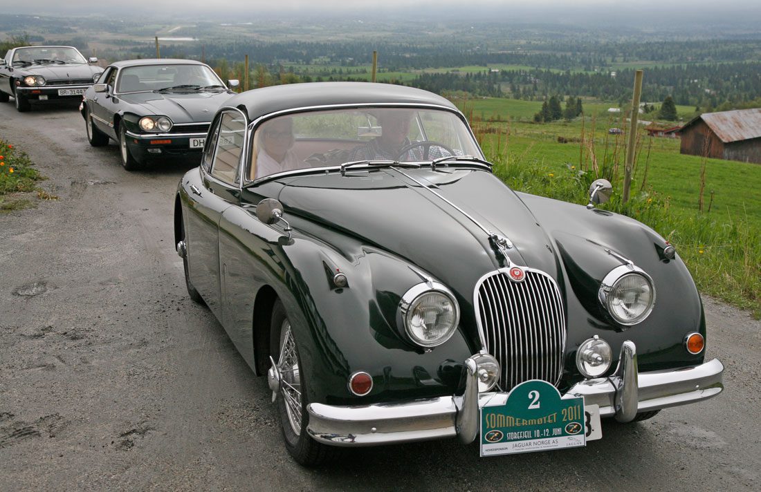 Jaguar XK150 først i prosesjonen på NJKs sommermøte på Storefjell.